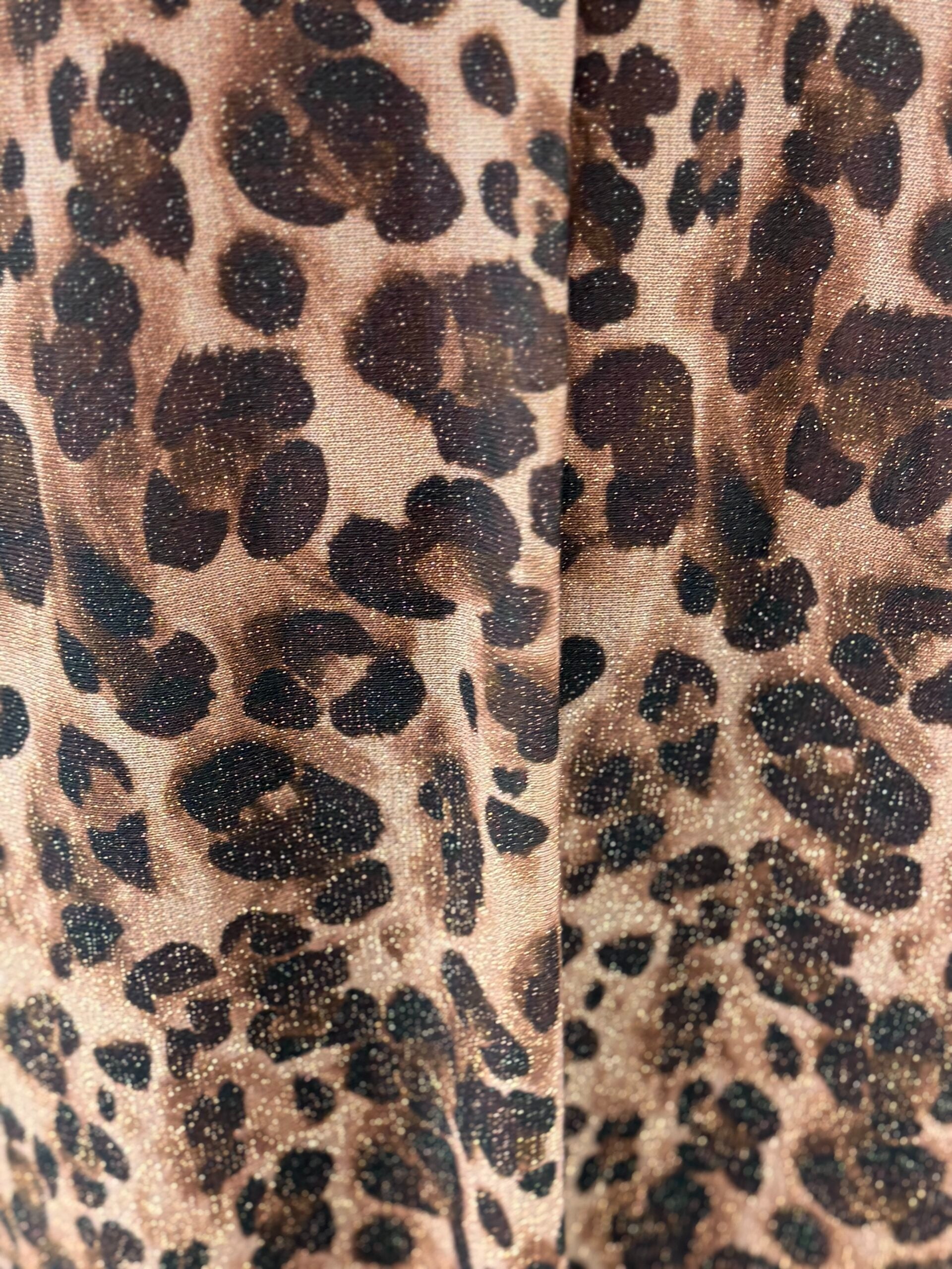 V-ringad klänning i leoprint från Mixbyheart