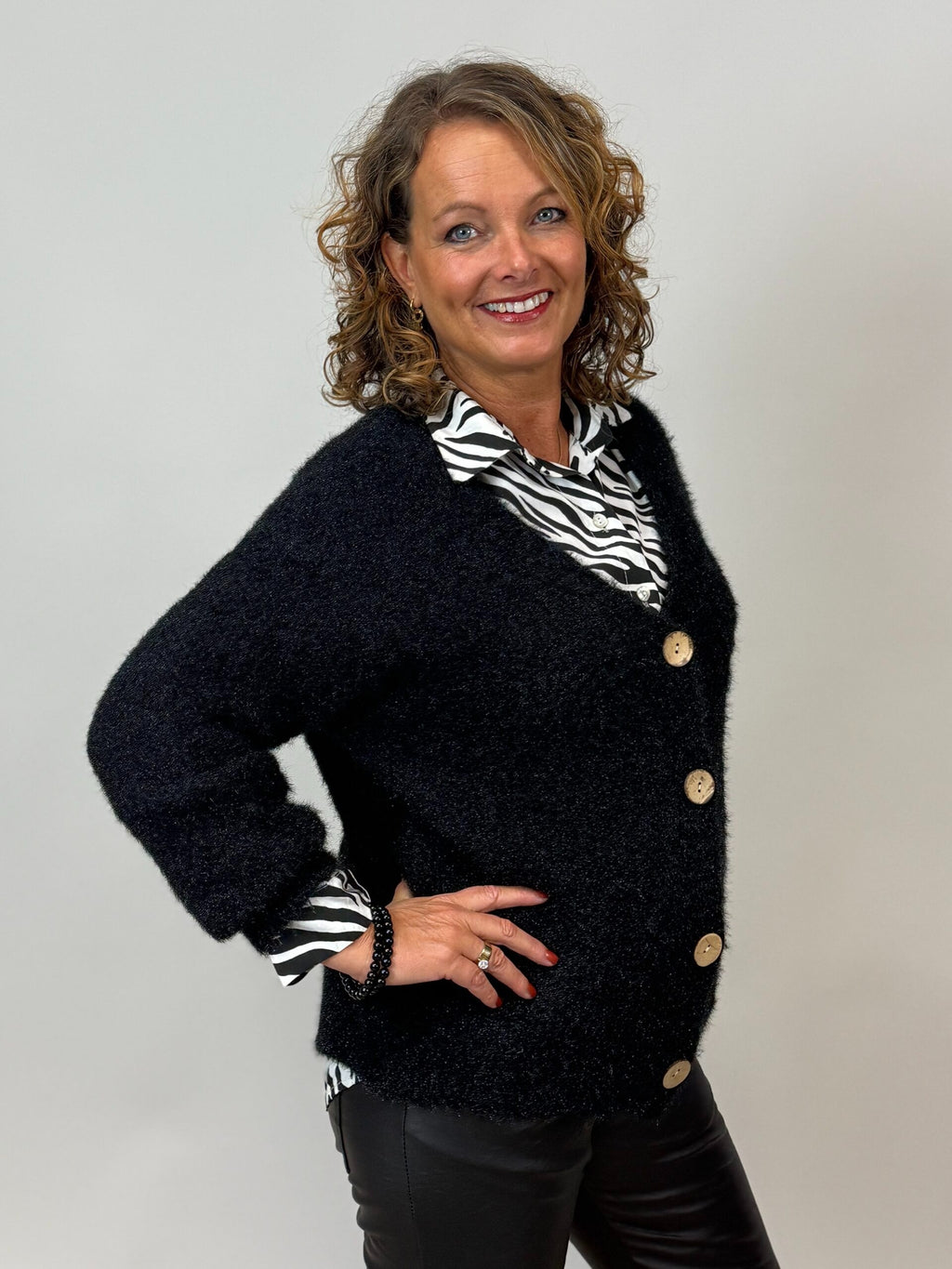 Stickad kofta  Felice med träknappar från Mixbyheart