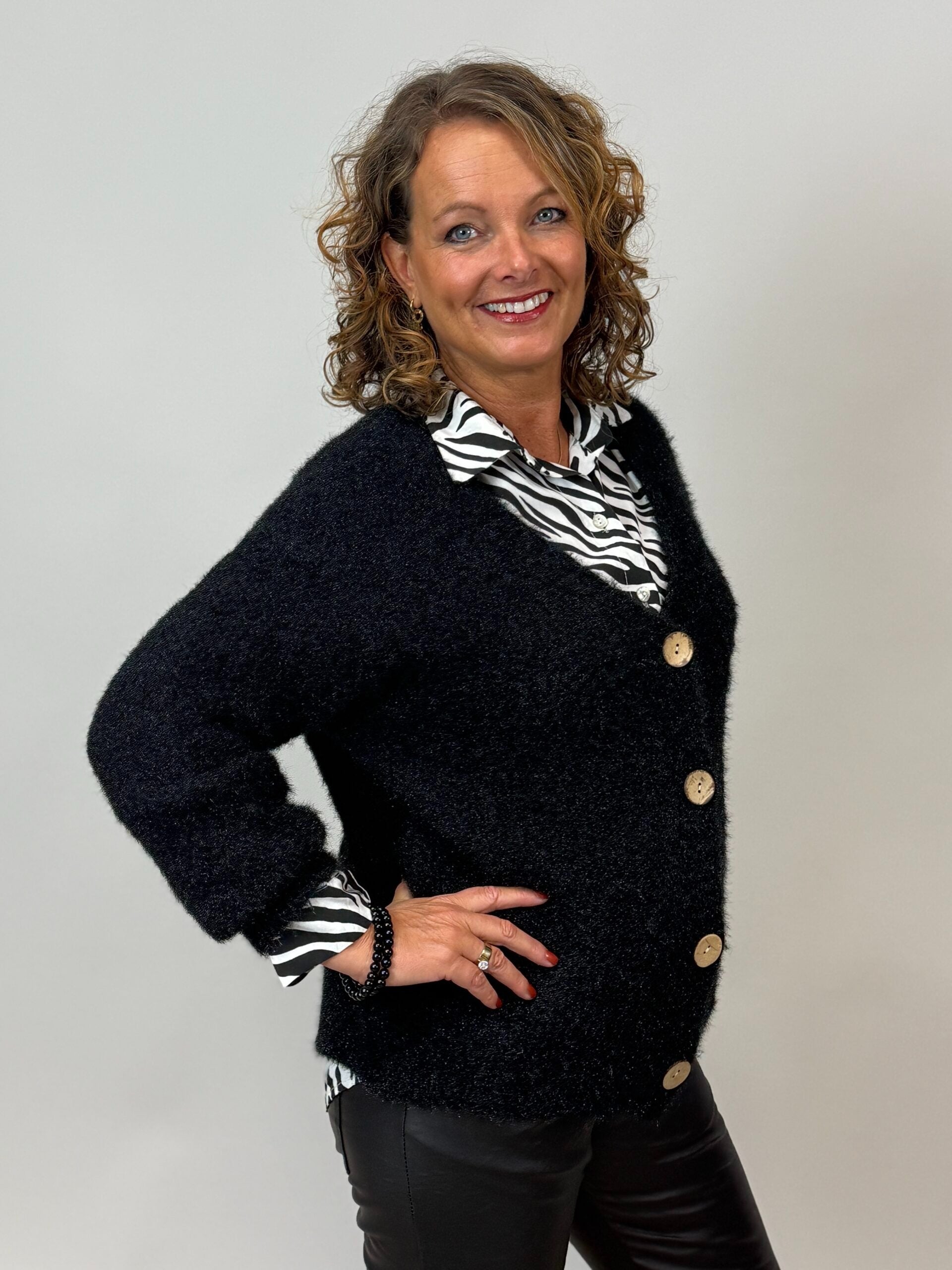 Stickad kofta  Felice med träknappar från Mixbyheart