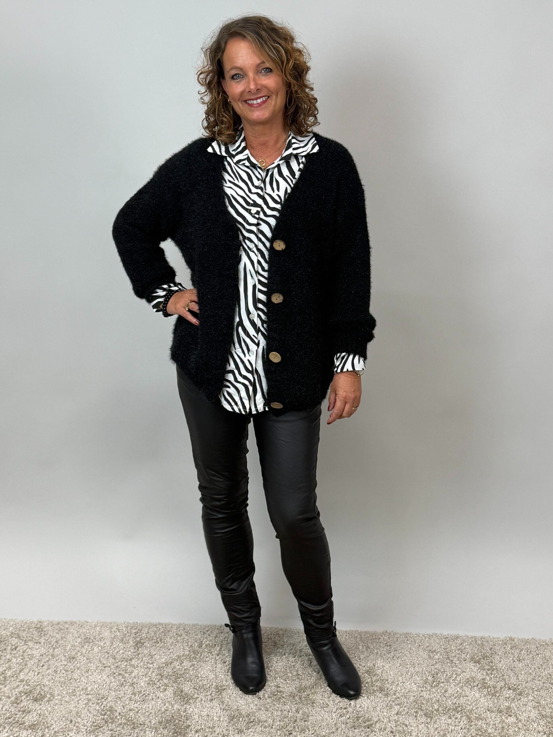 Stickad kofta  Felice med träknappar från Mixbyheart