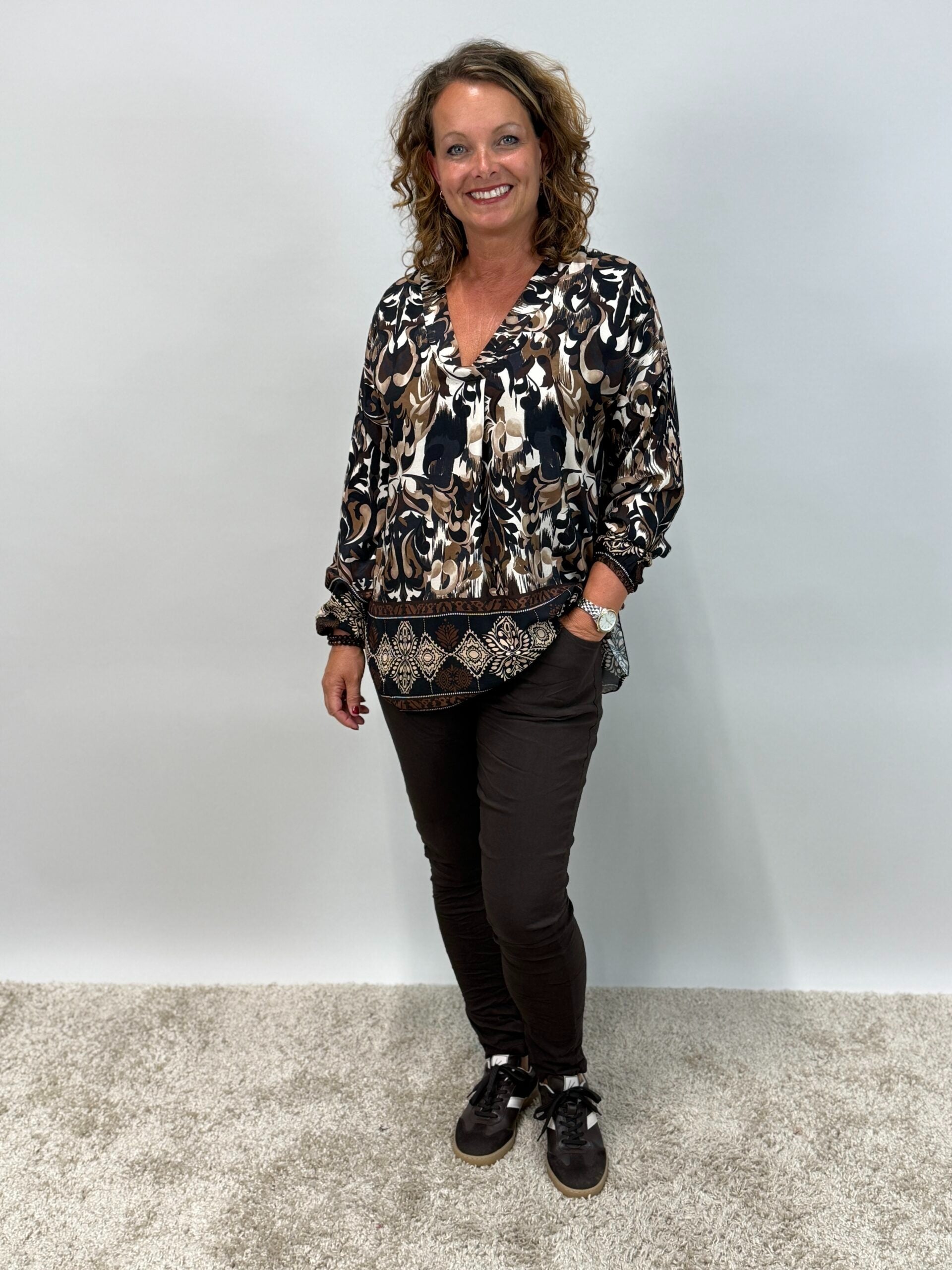 Mönstrad blus i viskos från Mixbyheart, brun/svart