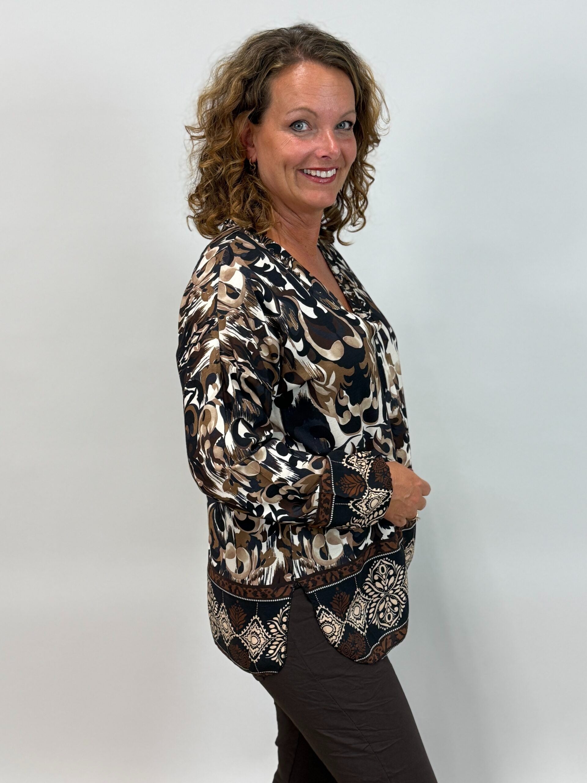 Mönstrad blus i viskos från Mixbyheart, brun/svart