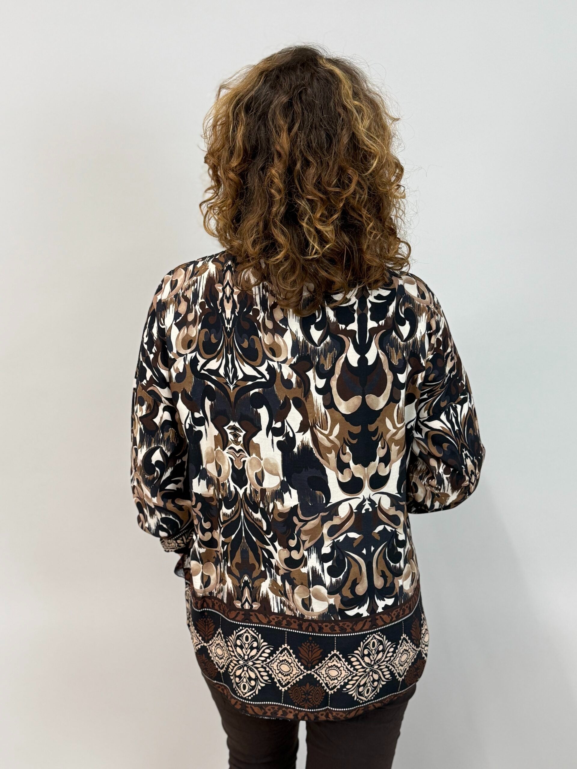 Mönstrad blus i viskos från Mixbyheart, brun/svart