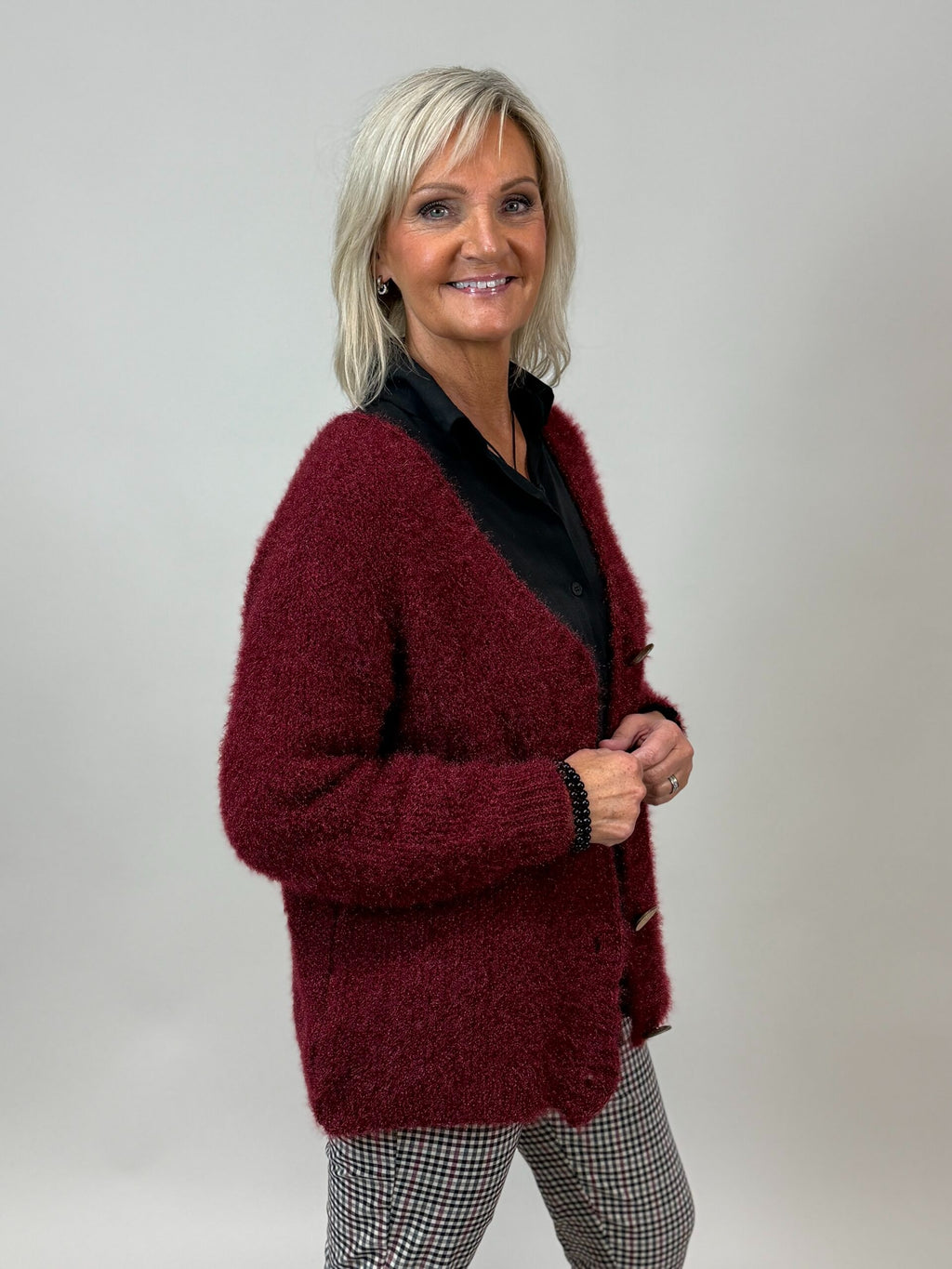 Stickad kofta  Felice med träknappar från Mixbyheart , Vinröd