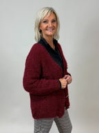 Stickad kofta  Felice med träknappar från Mixbyheart , Vinröd