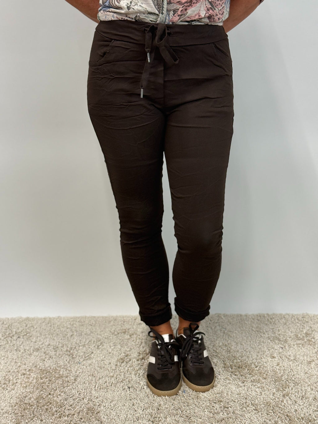 Magiskt stretchiga byxor  Signe med resår i midjan, brun