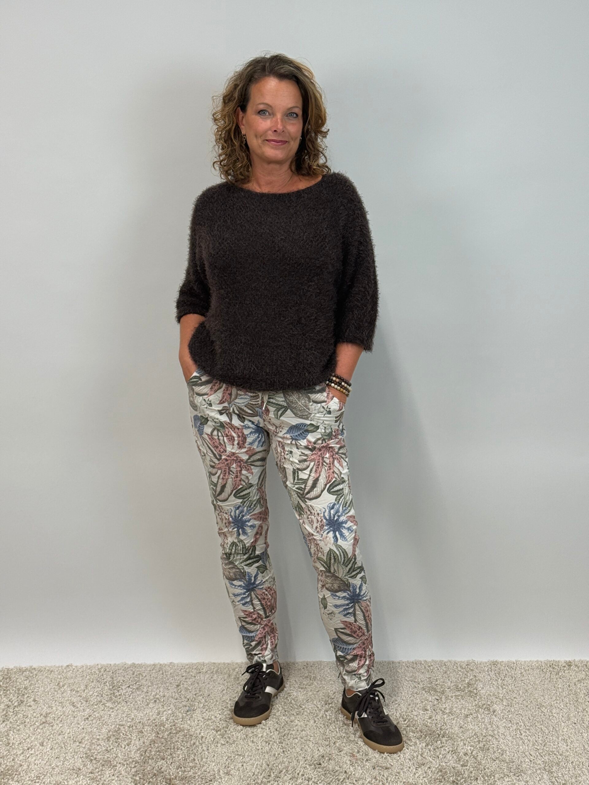 VÅRYRA Magiskt stretchiga byxor  Signe med bladmönster, beige