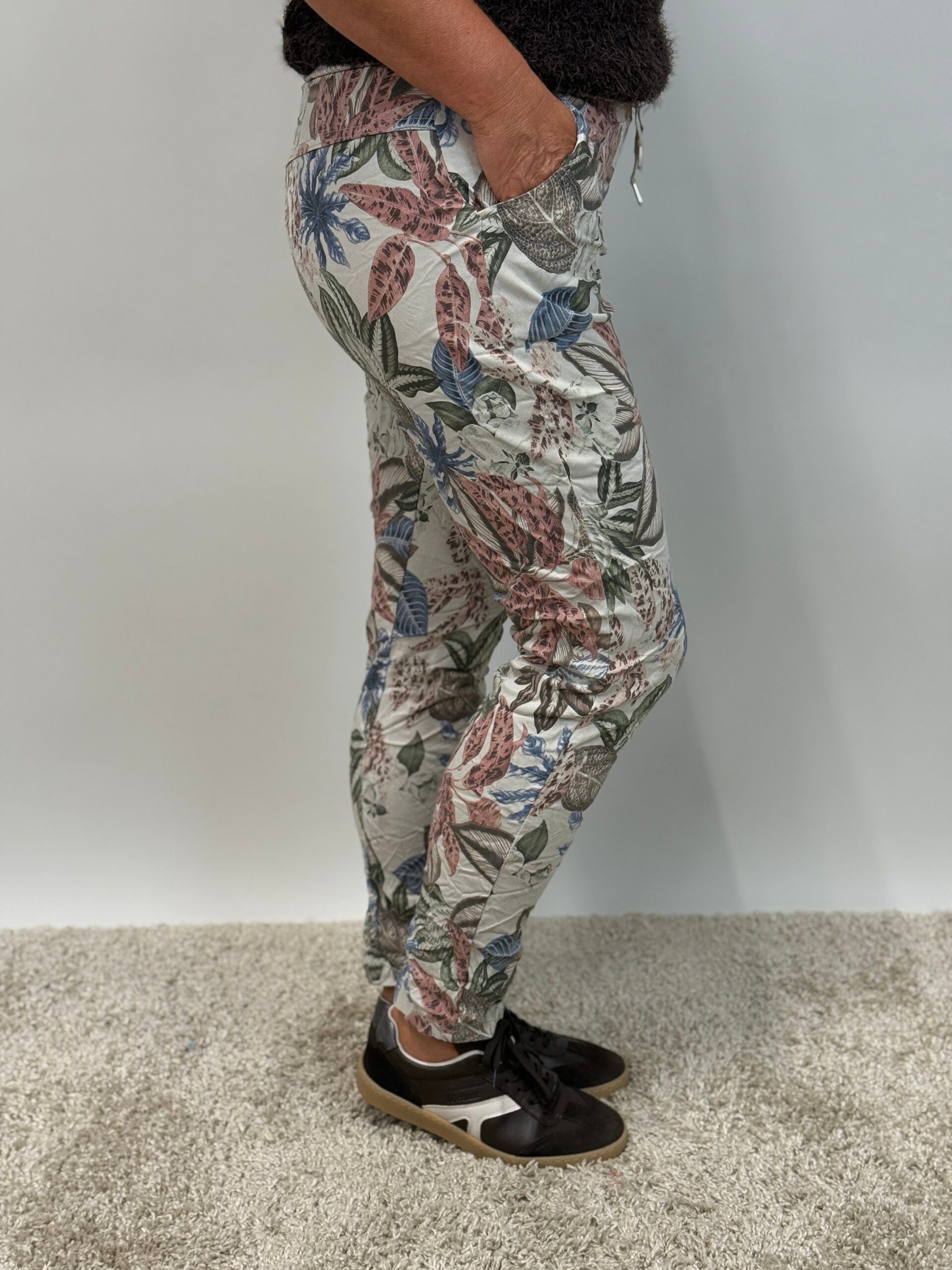 VÅRYRA Magiskt stretchiga byxor  Signe med bladmönster, beige