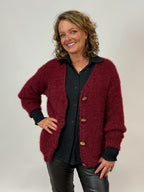 Stickad kofta  Felice med träknappar från Mixbyheart , Vinröd