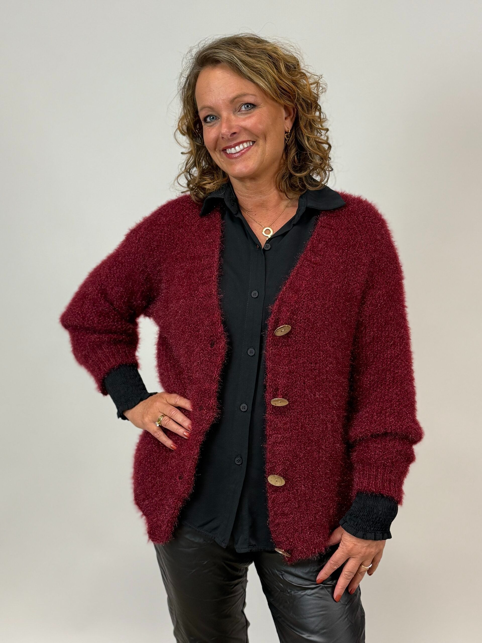 Stickad kofta  Felice med träknappar från Mixbyheart , Vinröd