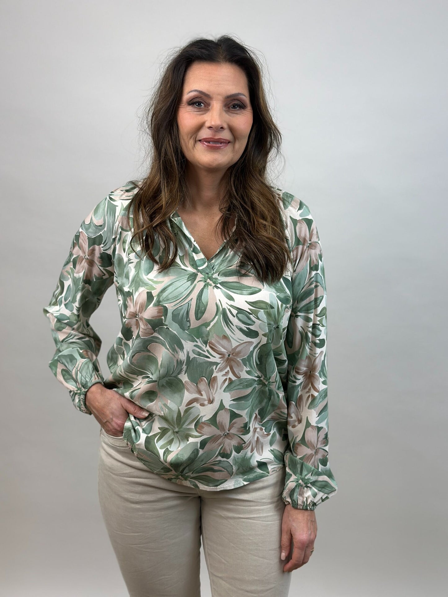 Blommig v-halsad blus i viskos, MixbyHeart Army