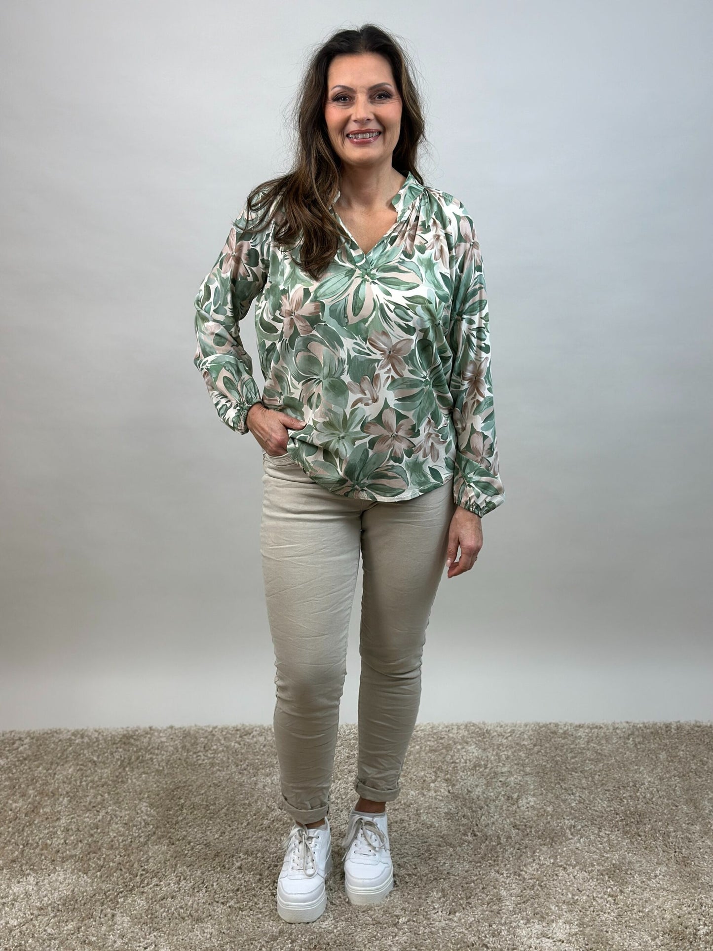 Blommig v-halsad blus i viskos, MixbyHeart Army