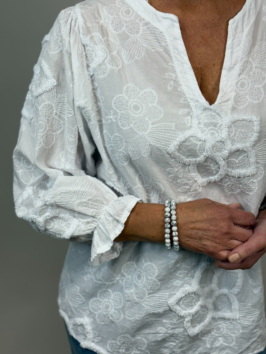 Blus med blomapplicationer från Mixbyheart, vit