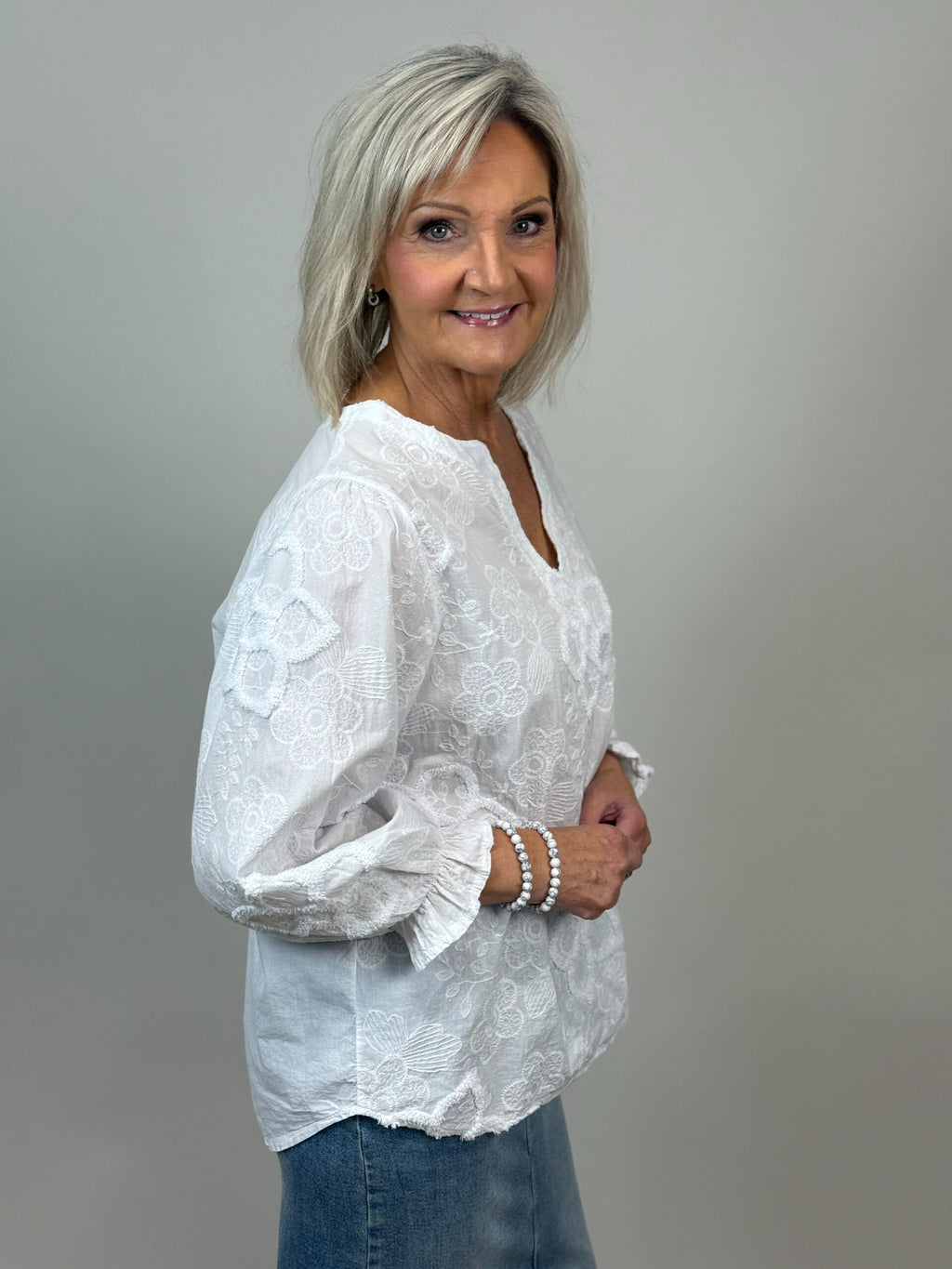 Blus med blomapplicationer från Mixbyheart, vit