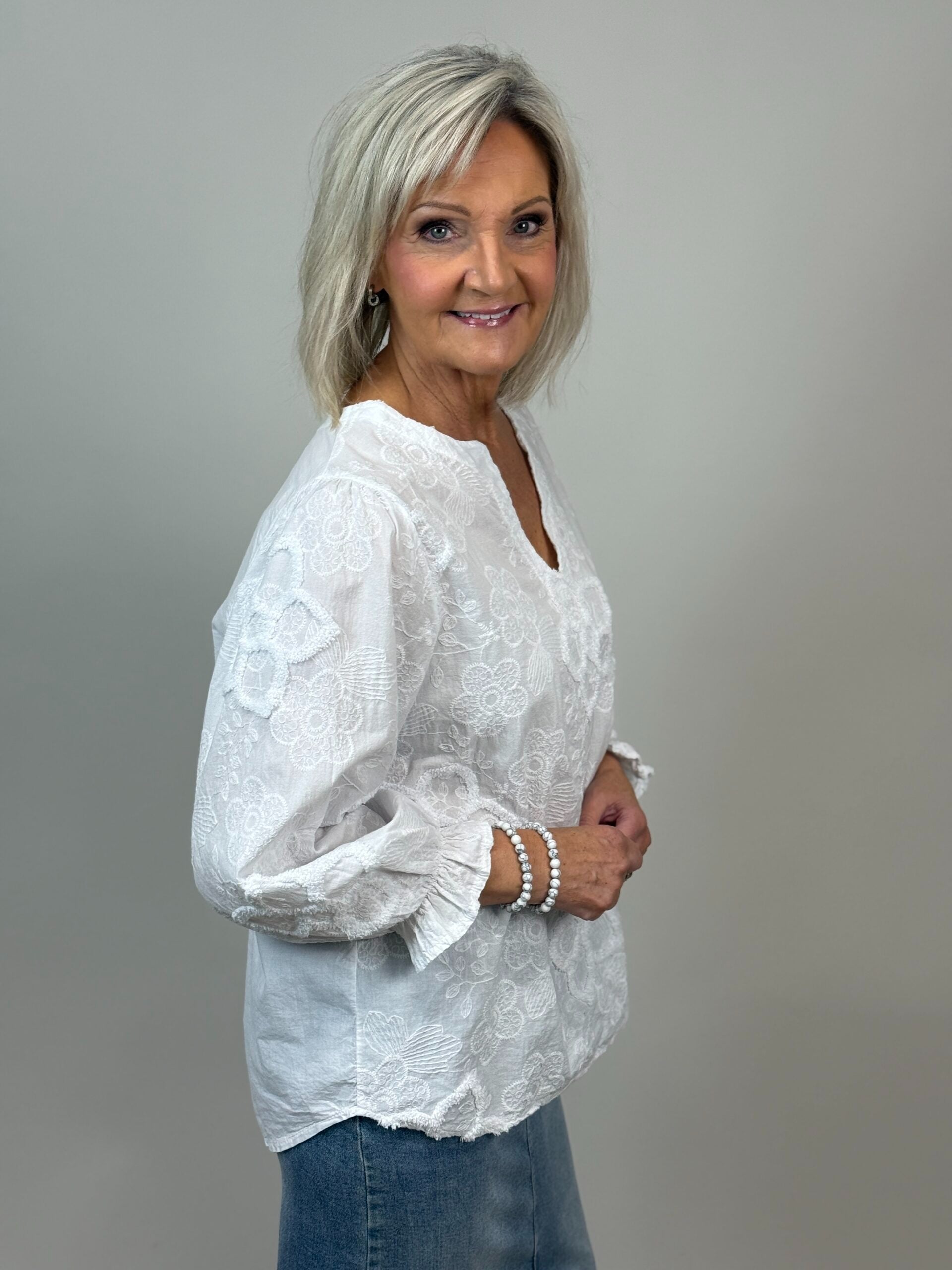 Blus med blomapplicationer från Mixbyheart, vit