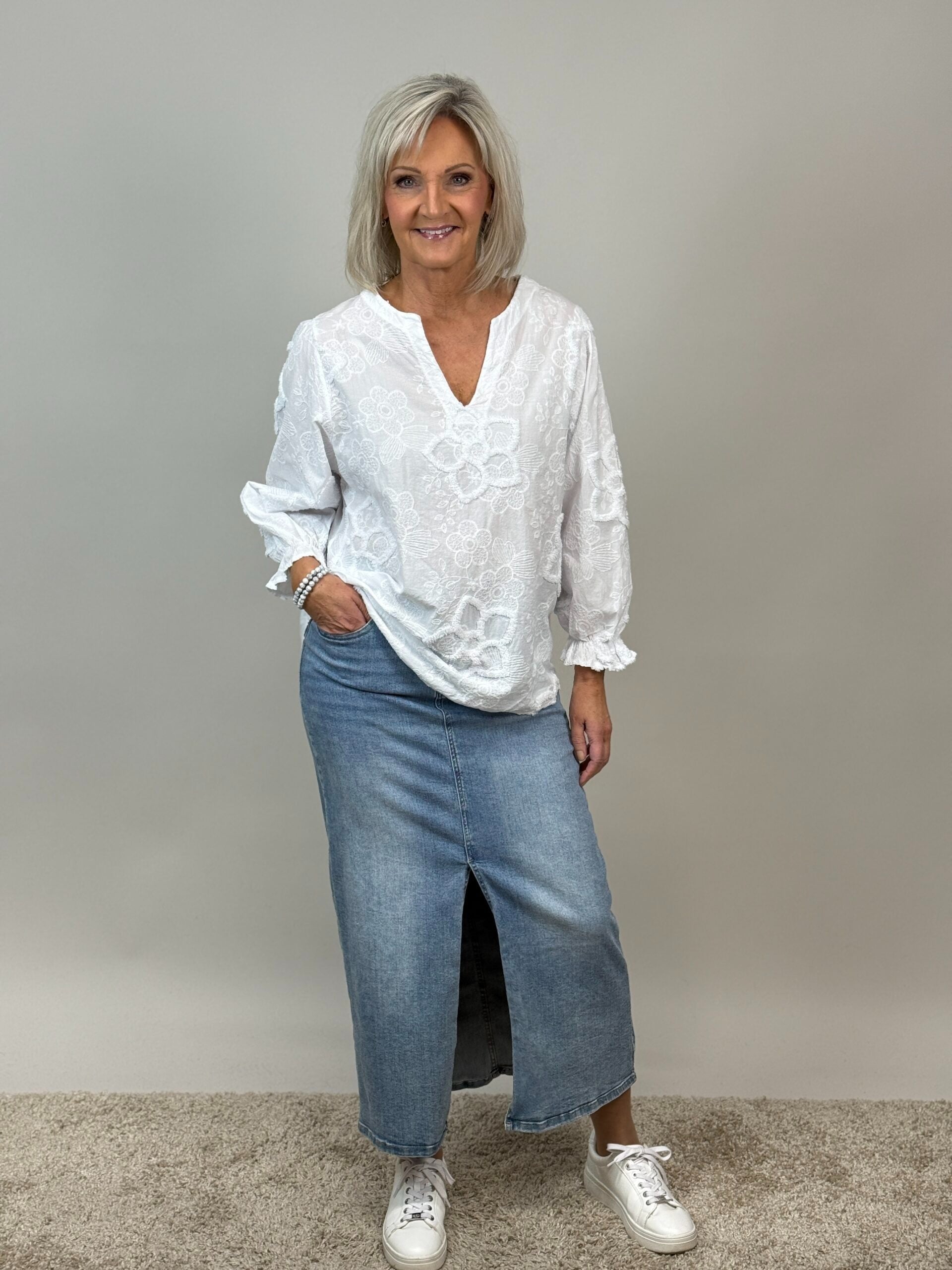 Blus med blomapplicationer från Mixbyheart, vit