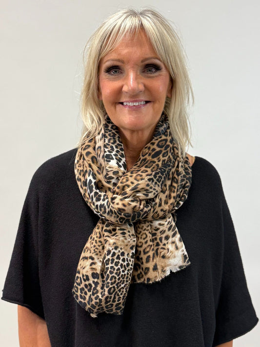 Sjal med leomönster , brun