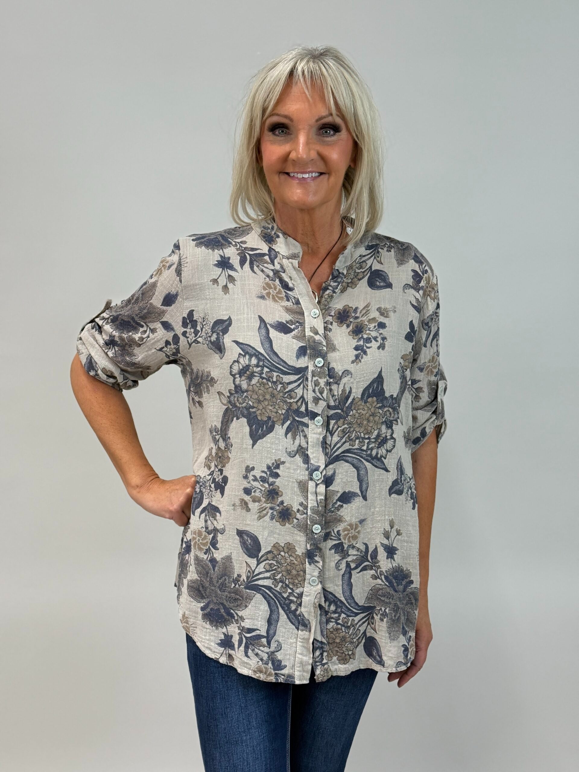 Mönstrad blus Ellie 530 beige från Mixbyheart