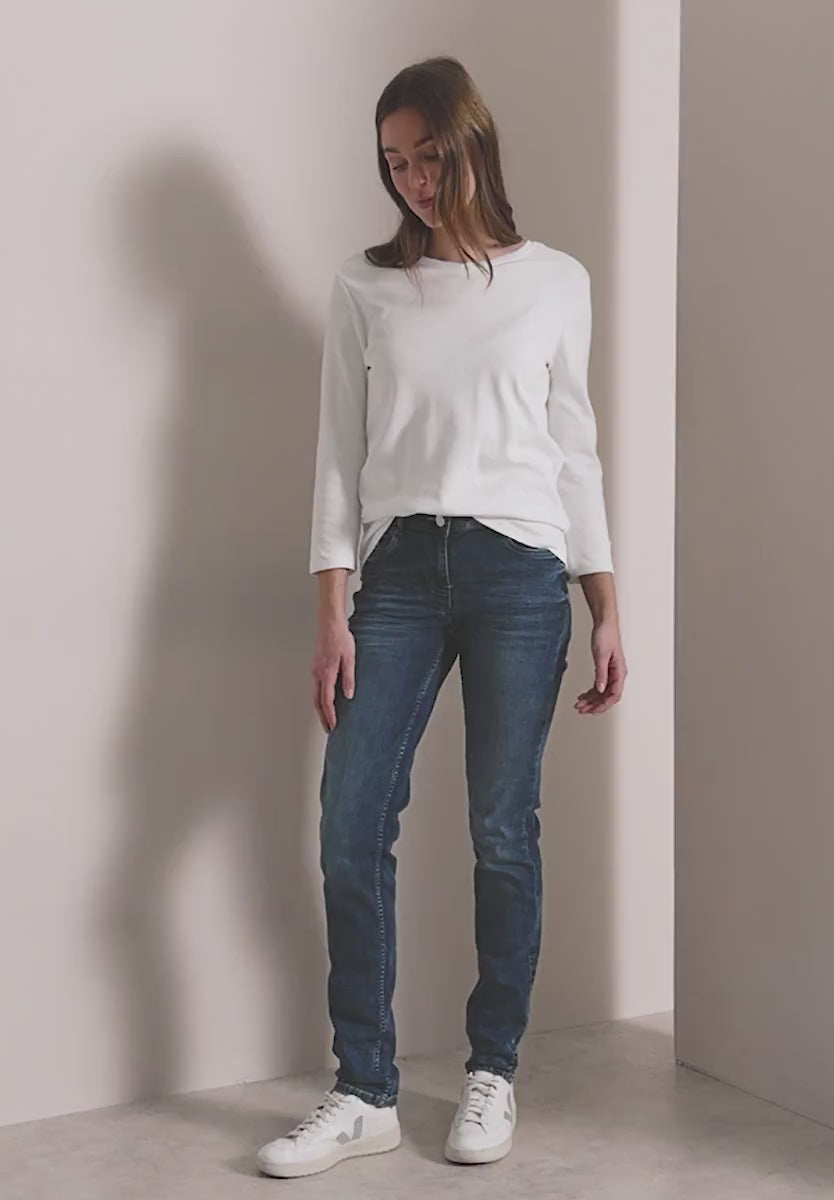 Jeans med avslappnad passform, modell Scarlett mellanblå, medelhög midja