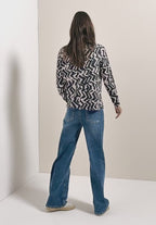 Mysig tröja med grafiskt mönster