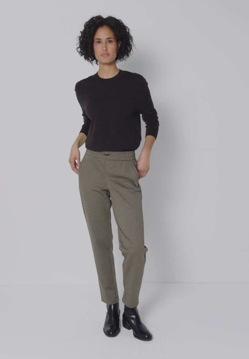 Dressad byxa i mjuk kvalité, modell Bony, loose fit, slim leg, mid waist