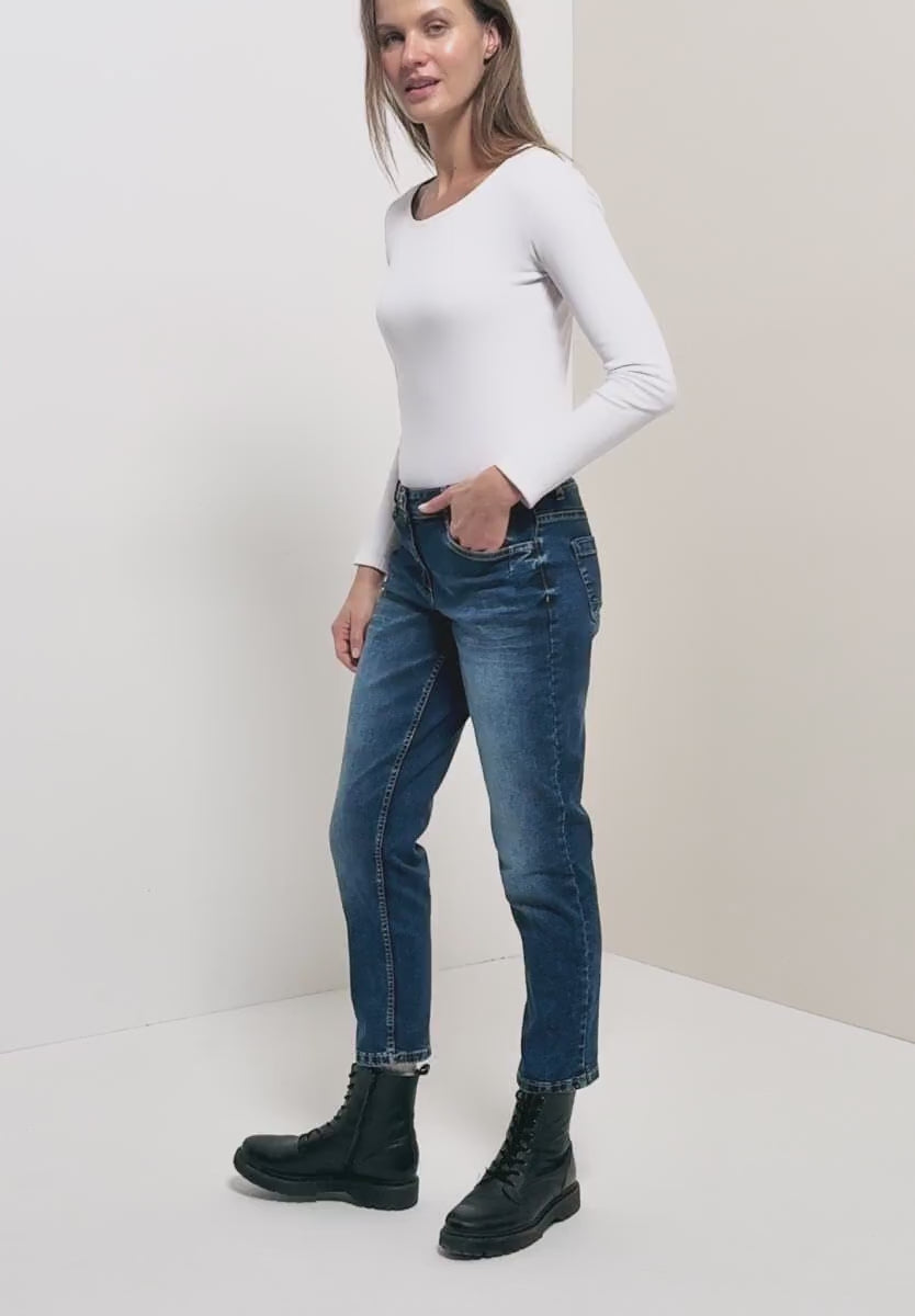 Jeans modell Scarlett mellanblå, medelhög midja, 28 längd