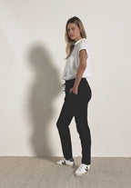 Byxa med avslappnad passform, modell Tracey svart