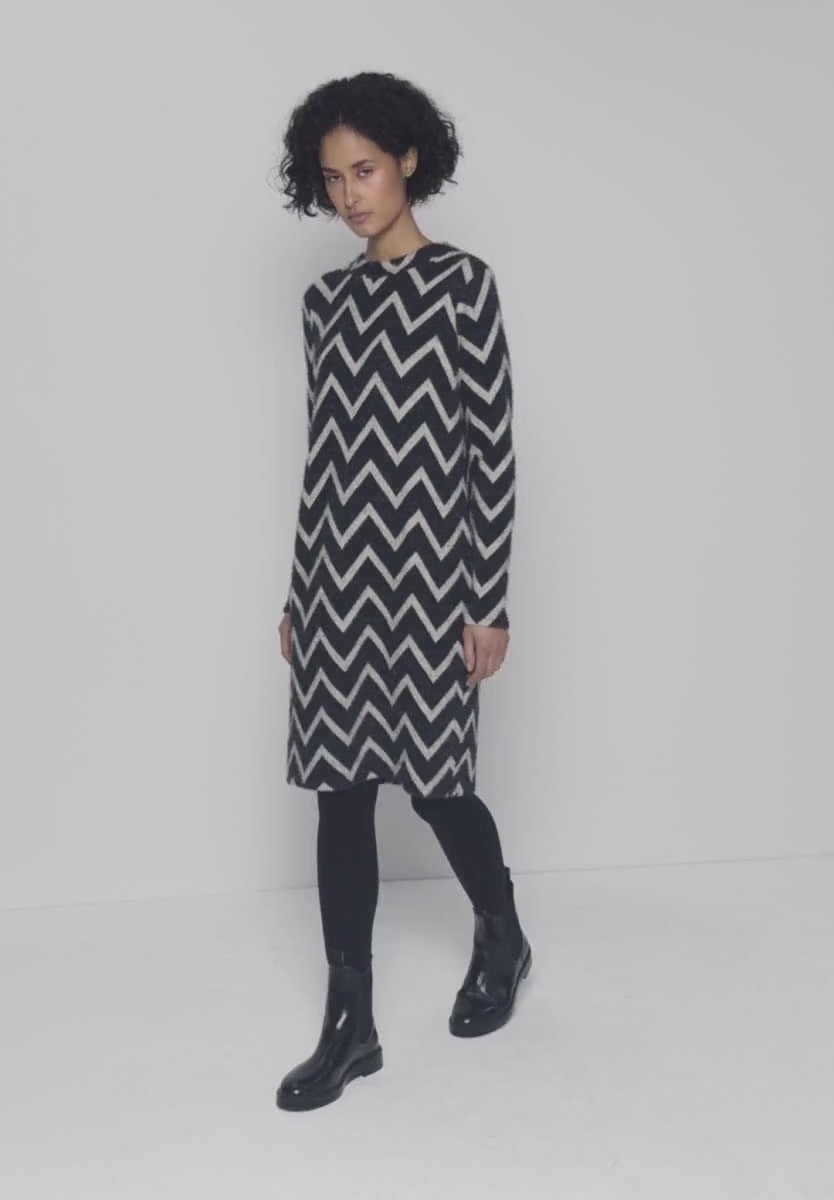 Supermjuk mönstrad klänning från Street One