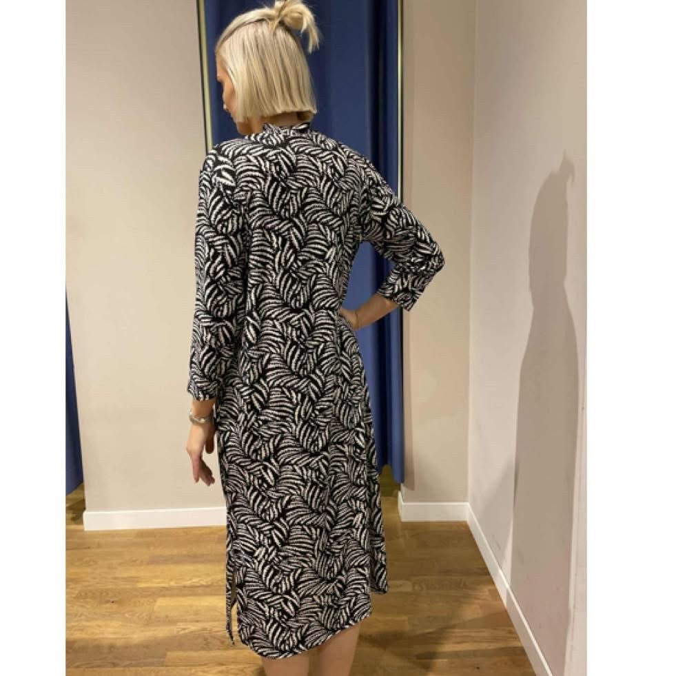 Klänning från Caramelle svart/vit mönstrad