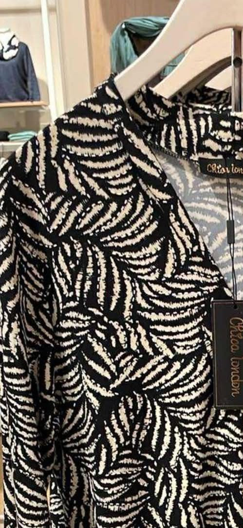 Klänning från Caramelle svart/vit mönstrad