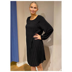 Plisserad klänning från Chica London/caramelle , svart