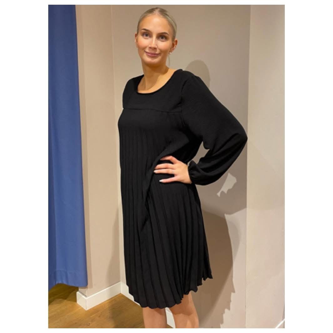 Plisserad klänning från Chica London/caramelle , svart