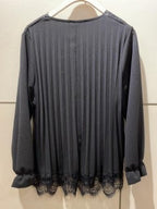 Plisserad blus med fin spets från Caramelle