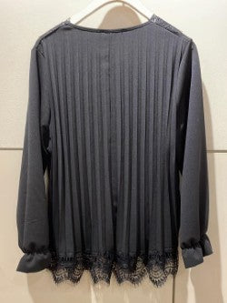 Plisserad blus med fin spets från Caramelle