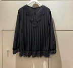 Plisserad blus med fin spets från Caramelle