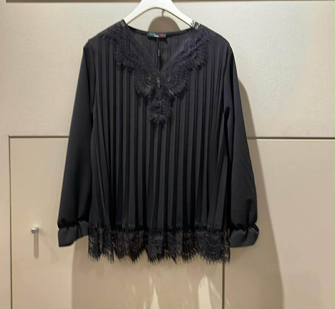 Plisserad blus med fin spets från Caramelle