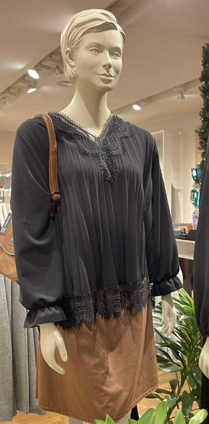 Plisserad blus med fin spets från Caramelle